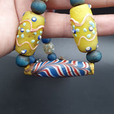 Wunderschöne Vintage Lange Halskette mit ausgefallenen Federmustern und Skunk-Lampwork-Glasperlen